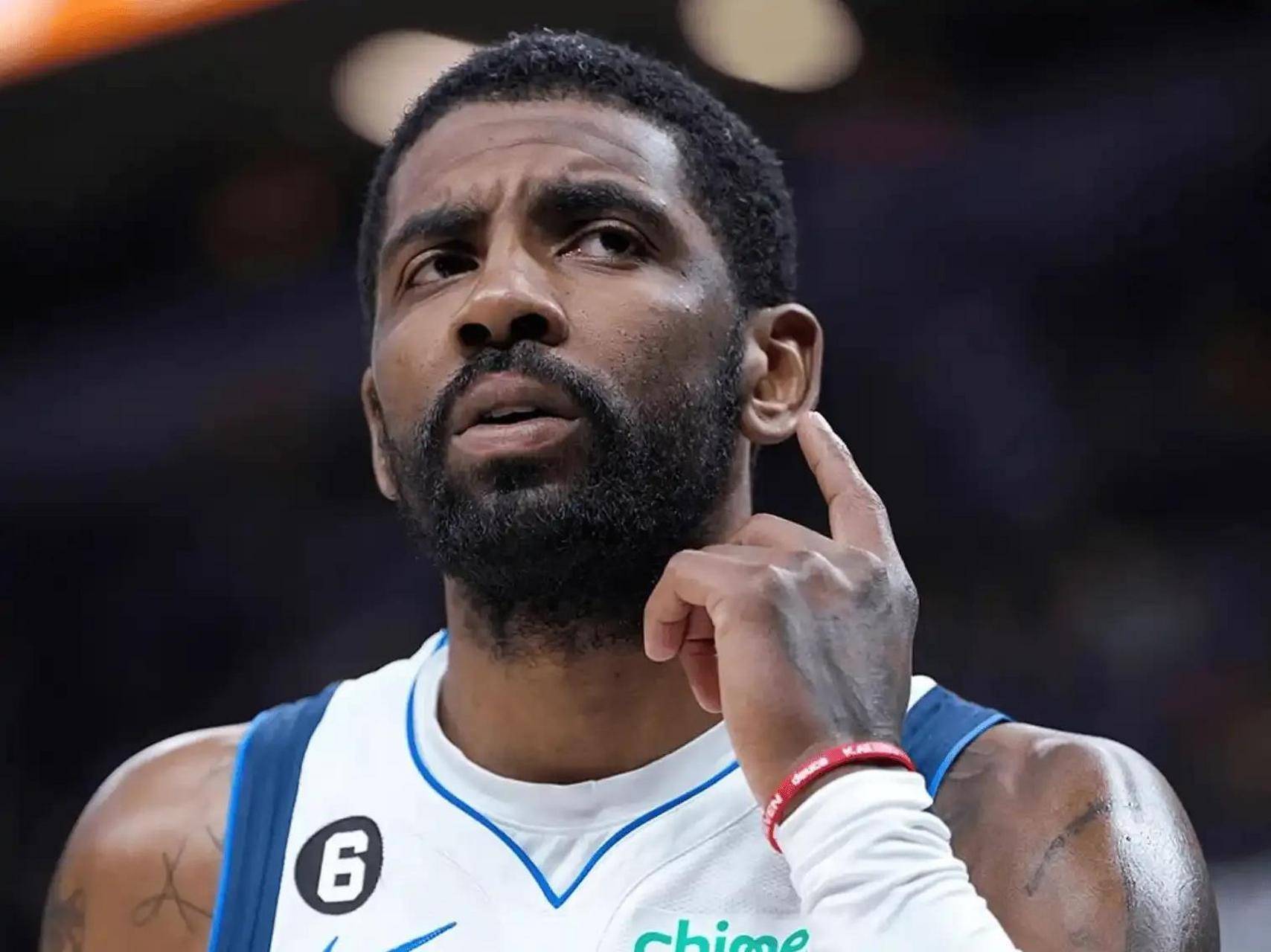 中国5拳手出征日本黑帮格斗赛！遭到围攻后奋起反击！（中国五名拳手赴日参加黑帮格斗赛，遭围攻后强势回击）