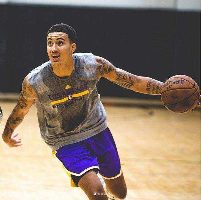 CBA揭幕战外援表现可圈可点，双方外援得分占比均超五成（CBA首战外援表现抢眼，双方外援得分占比均超过50%）