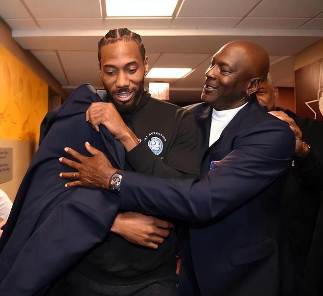 名记：我对塔图姆本赛季回归很有信心，他像个疯子在训练（名记：看好塔图姆本季复出，训练投入近乎疯狂）