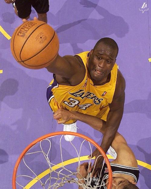 斯玛特命中8记三分，追平湖人队史替补球员三分球记录（斯玛特投进8记三分，平湖人队史替补三分命中纪录）