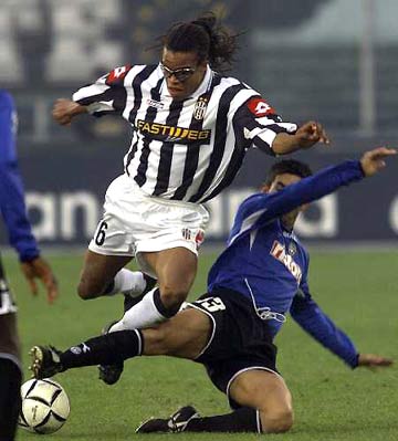 点射得分，凯文-迪克斯成为历史首位在德甲进球的印尼球员（凯文-迪克斯点球破门，成德甲史上首位进球的印尼球员）