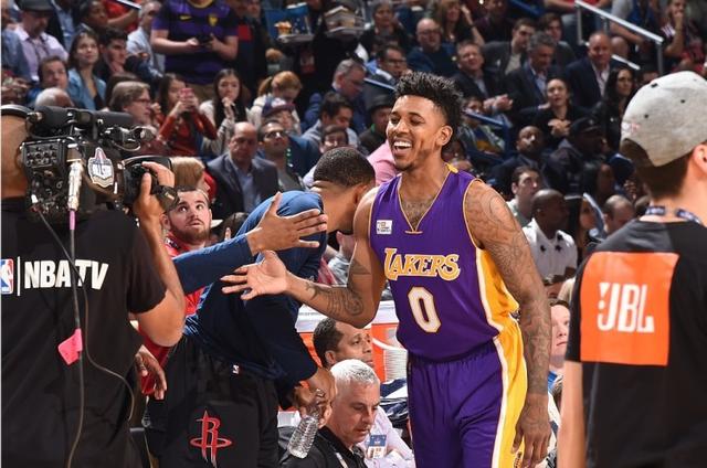 单场打入两粒头球，孔德是欧冠改制以来巴萨球员第一人（孔德单场梅开二度皆为头球，创欧冠改制后巴萨队史首例）