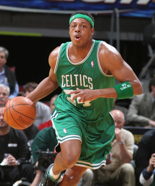 太早陷入犯规困扰！唐斯空砍40分13篮板（早早背上犯规包袱，唐斯空砍40分13篮板）