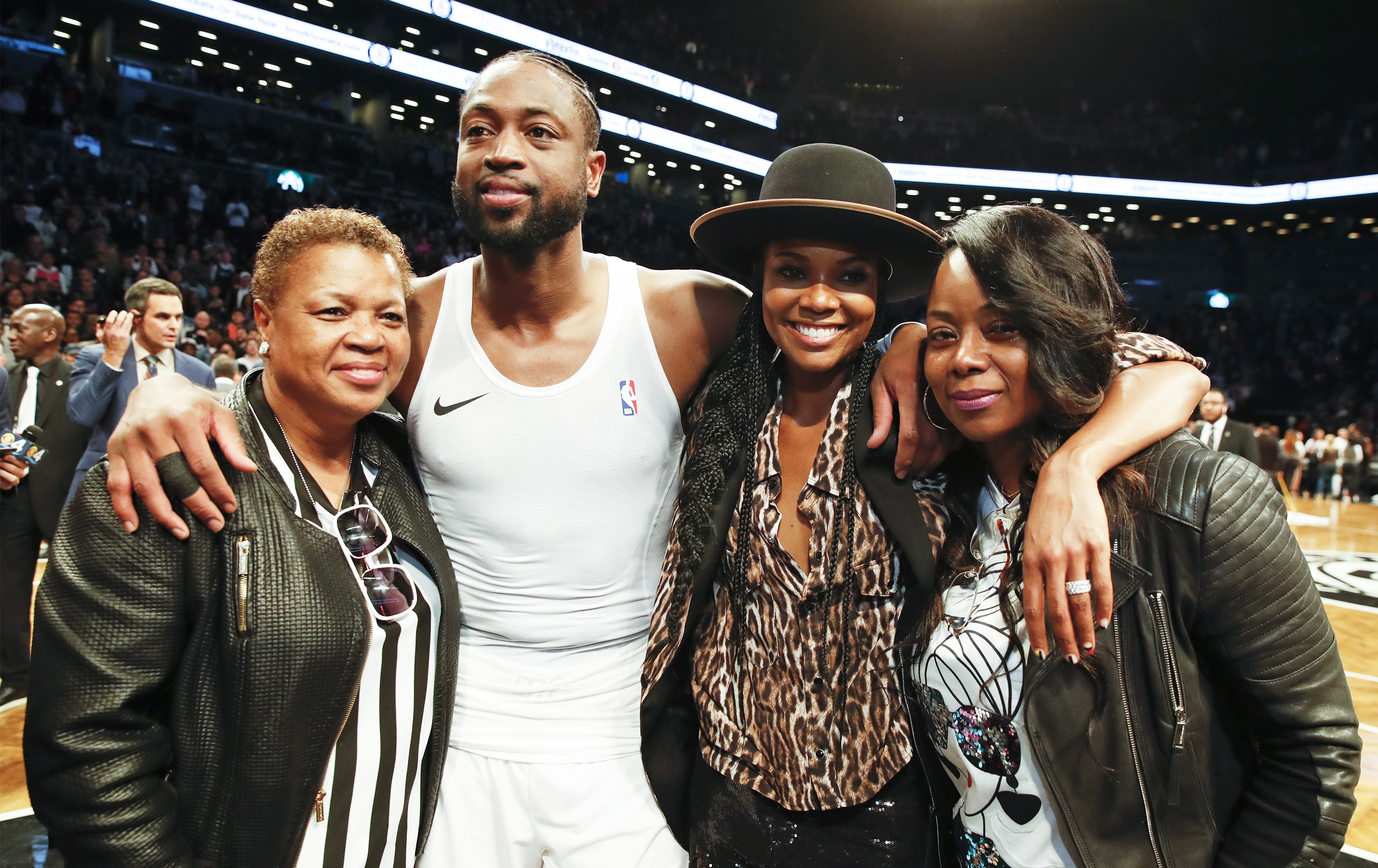 独行侠胜篮网，浓眉赛后赠球衣予小球迷（独行侠击败篮网，浓眉赛后将球衣赠送小球迷）