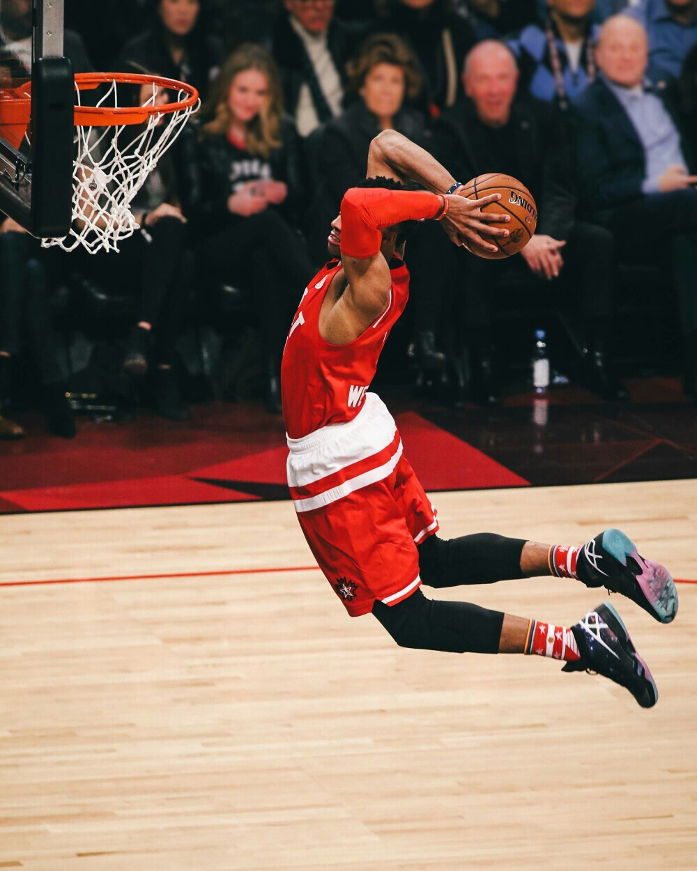 莱斯特城球迷赴意大利观战瓦尔迪比赛并合影（莱斯特城球迷远赴意大利观赛瓦尔迪并合影留念）