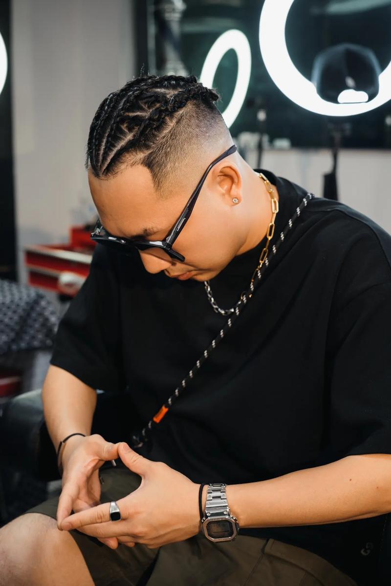 TA：皇马球星团队深度介入更衣室，阿隆索管理面临额外挑战（TA：皇马巨星随行团队深度干预更衣室，阿隆索执教面临新增难题）