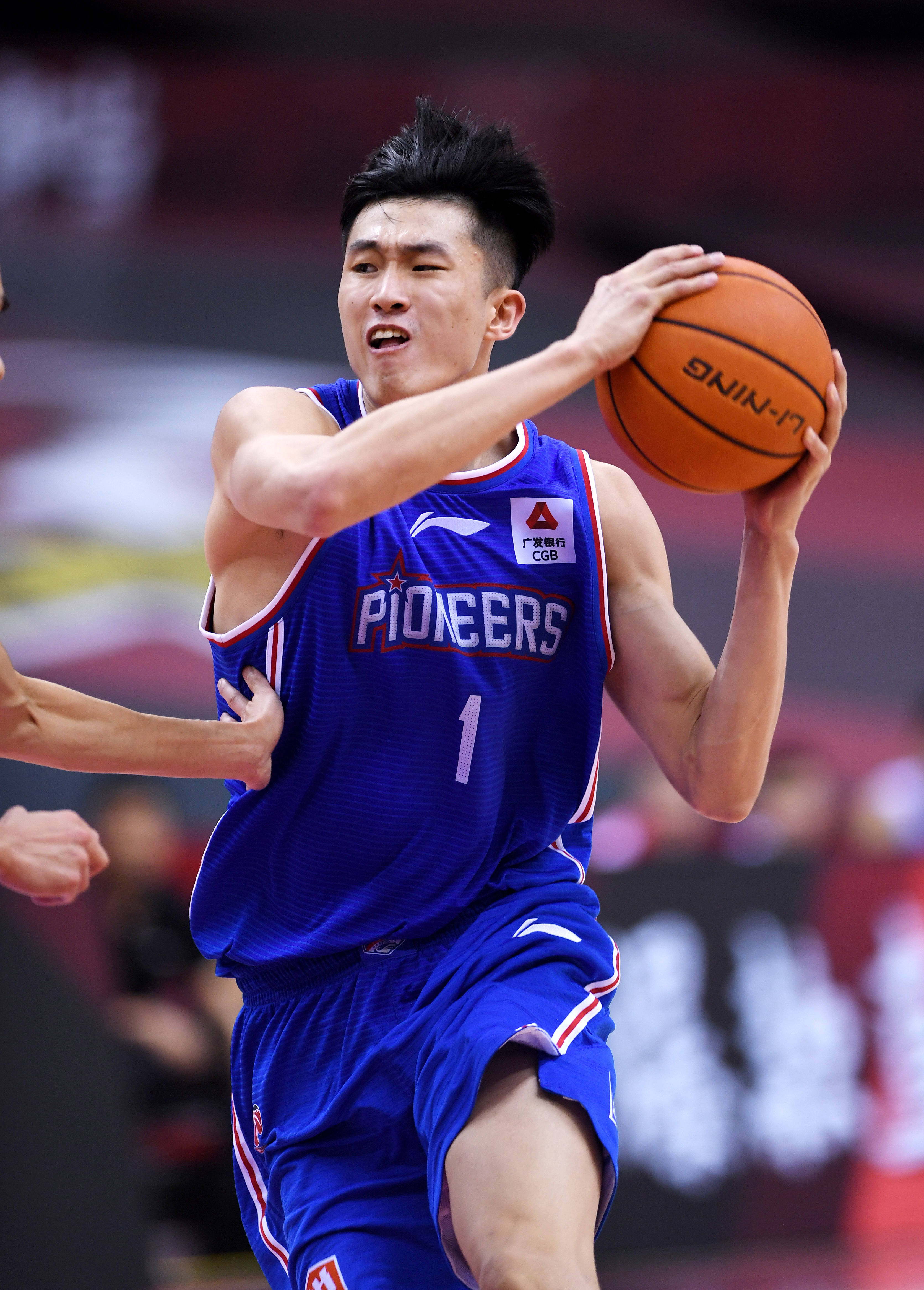 干得好兄弟！里夫斯顶防迫使阿门降速 东契奇黄雀在后送排球血帽（兄弟太给力！里夫斯强硬顶防逼阿门降速，东契奇后方补位送排球式大帽）