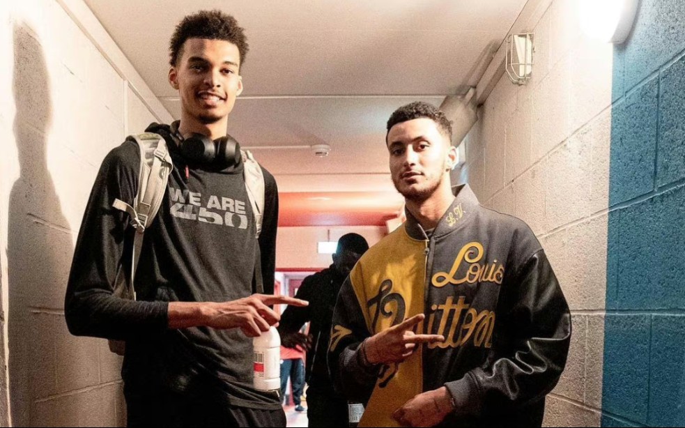 型男登场！76人球员入场穿搭秀，灯光摄像齐备（潮男亮相！76人球员入场造型秀，灯光摄影一应俱全）