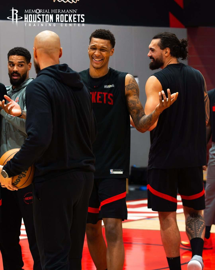 篮球火箭球队连续两场胜利庆祝（火箭队连赢两场后庆祝）