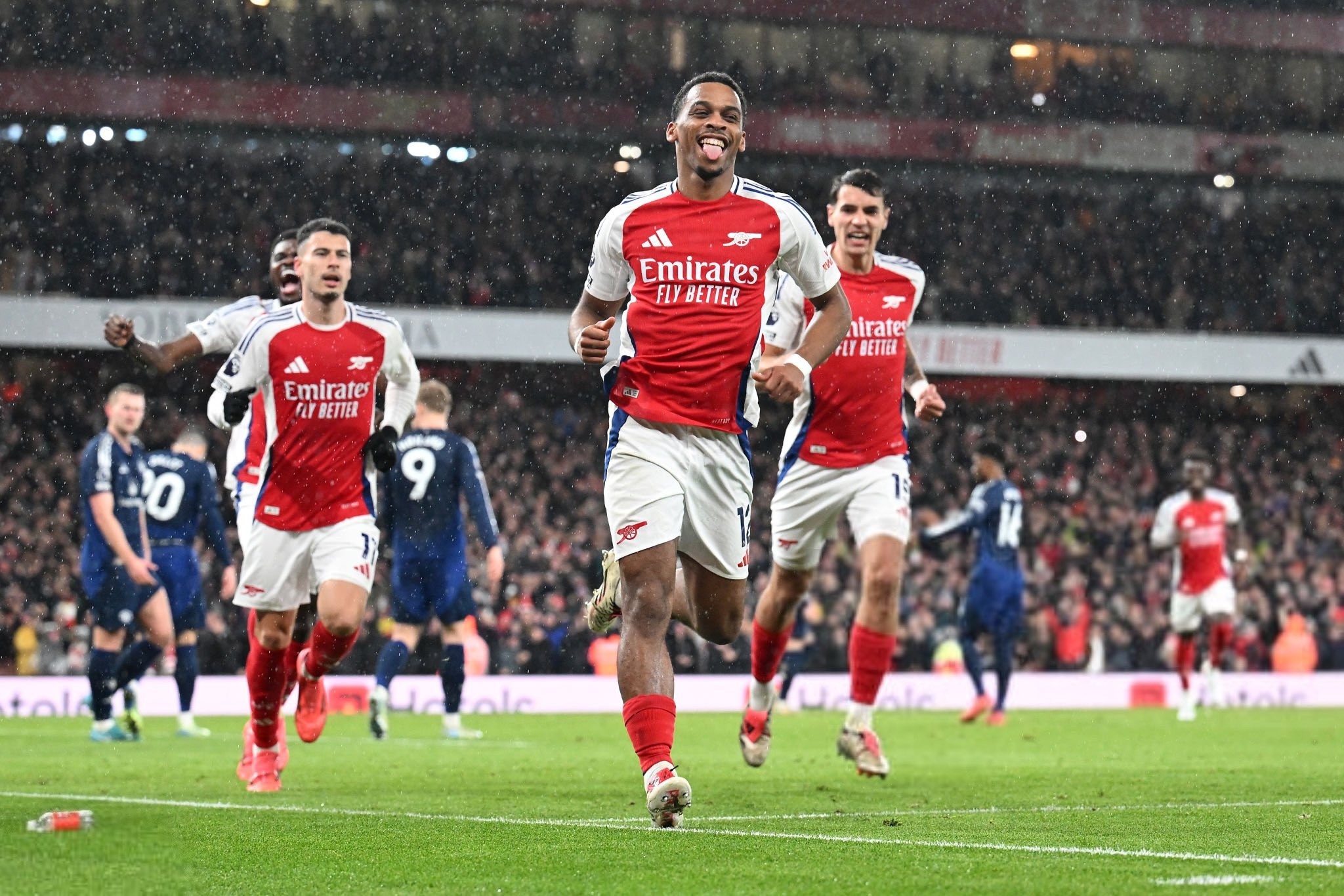 掘金约基奇豪取三双助球队连胜（约基奇揽三双，掘金续写连胜）