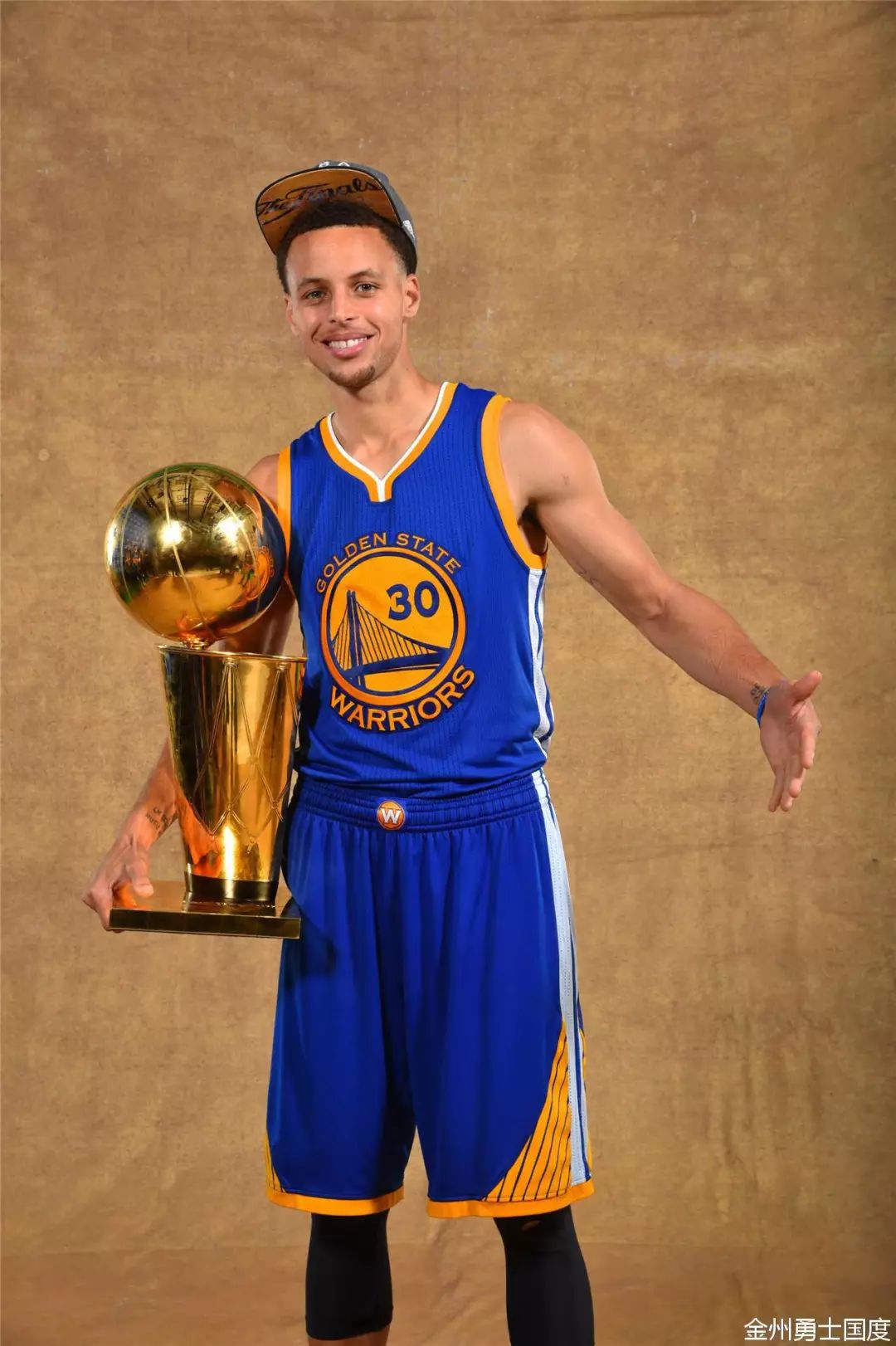 太阳报：英乙球迷在看台上发病，直升机降落在球场里进行急救（英乙看台球迷突发疾病，直升机入场紧急救援）