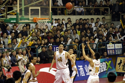 世体：梅西亲签的新秀球星卡被拍卖行估值35000欧元（世体：拍卖行给梅西亲笔签名新秀卡估价3.5万欧元）