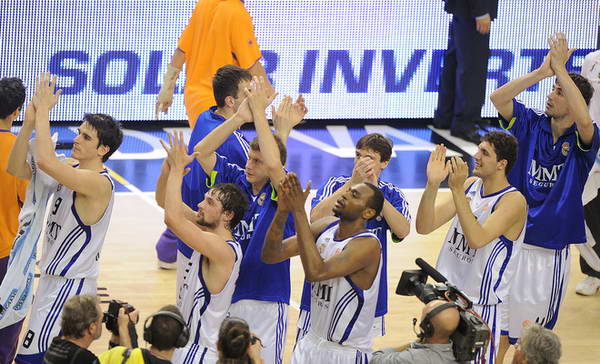 湖人防守现状堪忧，犹如圣诞促销白送般松懈（湖人防守每况愈下，松懈得仿佛节日大促任人取分）