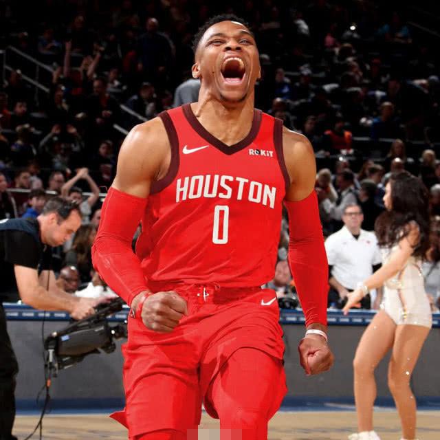 每体：拉菲尼亚今天回俱乐部康复训练，预计不会立即开始合练（每体：拉菲尼亚今日返队进行康复，短期内不参加合练）