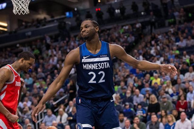 篮球篮网球迷为球队送上支持横幅（篮网球迷举起横幅为球队助威）