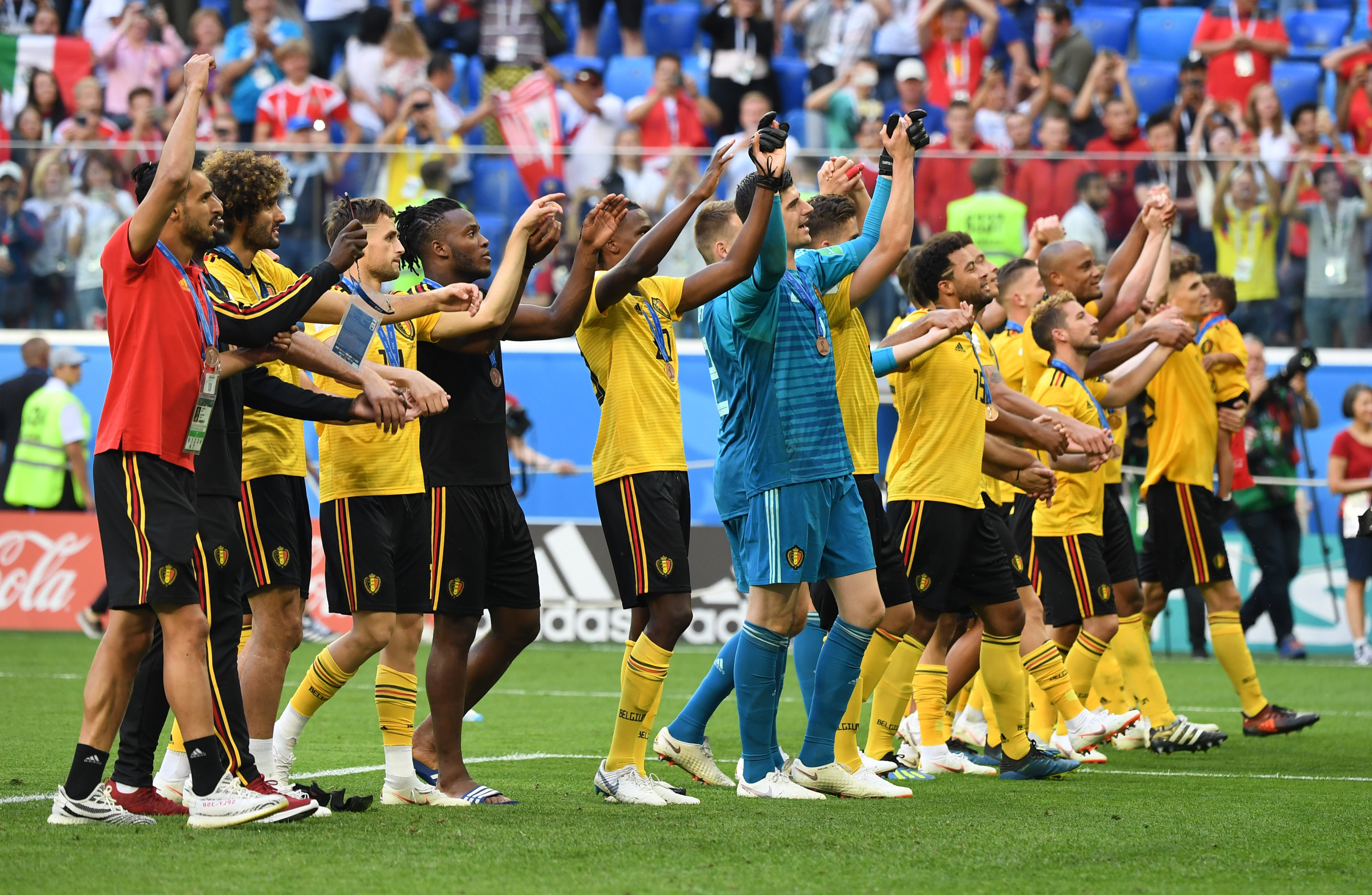 球迷：这不可能，这绝对是开挂！（球迷直呼离谱：这不可能，简直像开挂！）