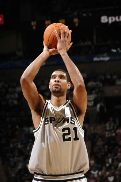 杀伤可以！王哲林半场2中2拿到10分 罚球7中6（进攻效率爆棚！王哲林半场2投全中拿下10分，罚球7罚6中）