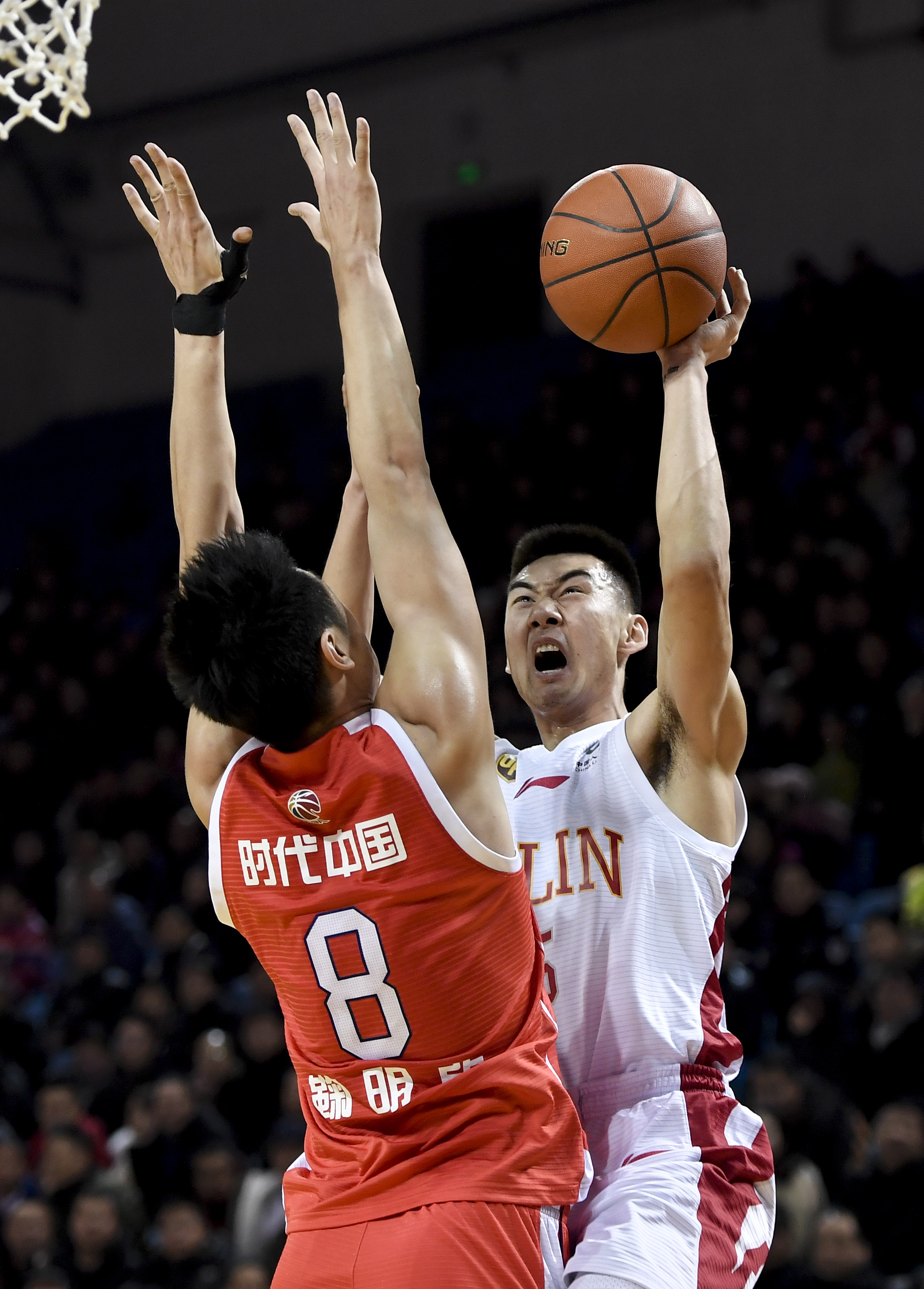 莱奥罚点前铃木彩艳对他说踢右边，最终莱奥踢向右边并且罚进（铃木彩艳点球前建议踢右，莱奥照做右侧破门）