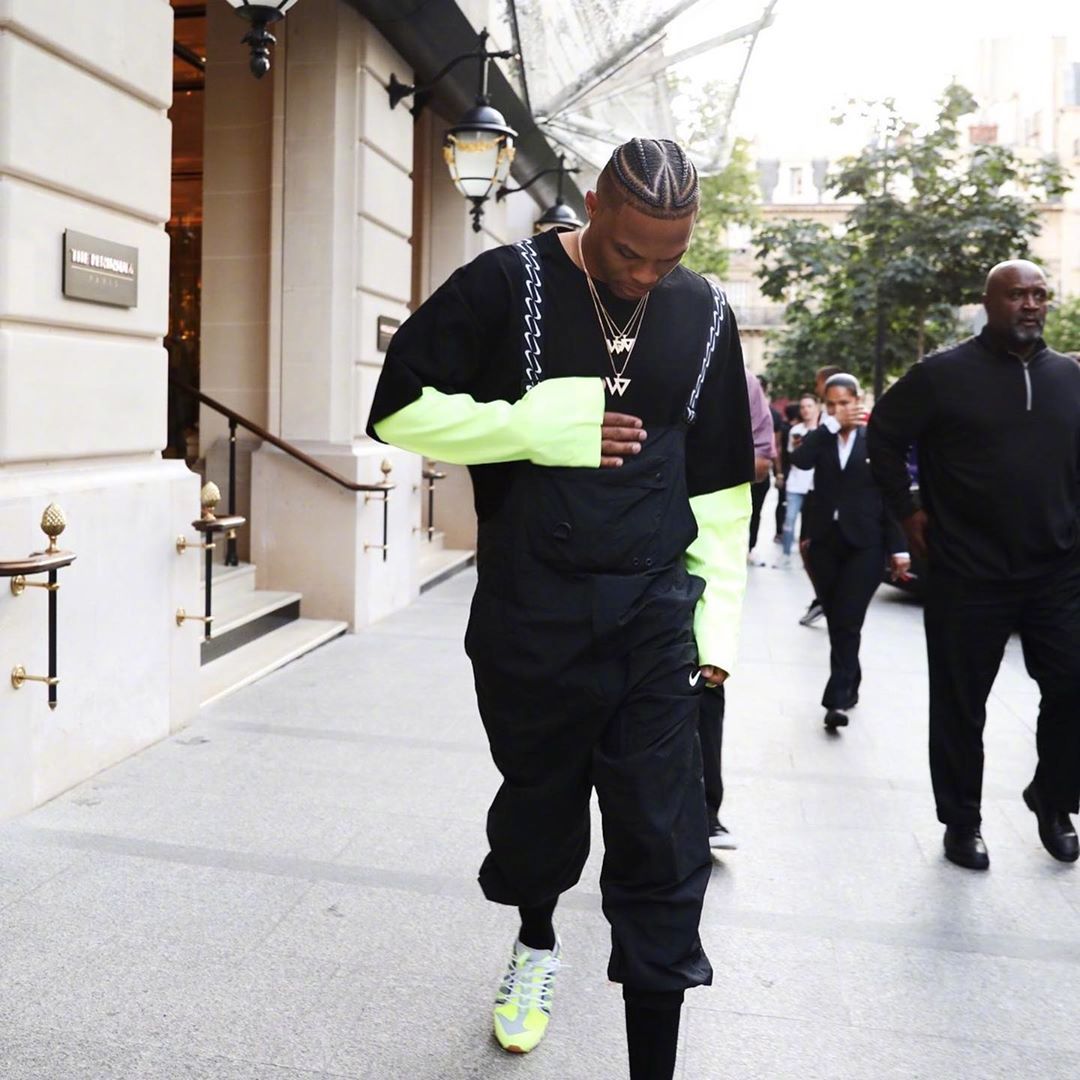 广东籍球员廖锦涛、吕焯毅参与英博队内的大连话挑战，前者胜（英博队内大连话挑战：广东籍球员廖锦涛战胜吕焯毅）